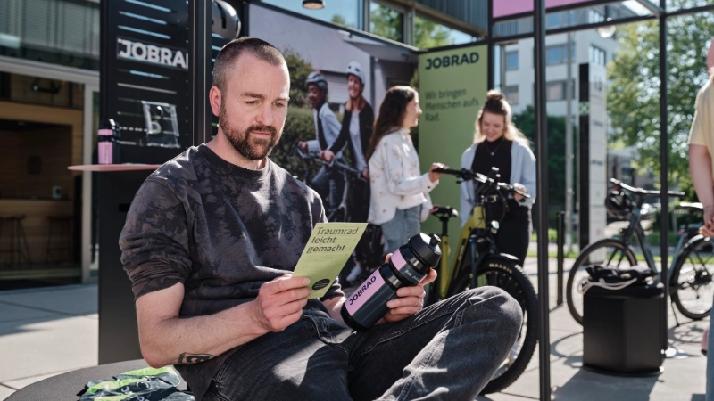 Jobradler schaut sich JobRad-Unterlagen genau an